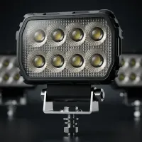 gros plan sur un phare de travail LED rectangulaire 80W Next‑Tech à 8 leds sur fond studio noir, support inox visible