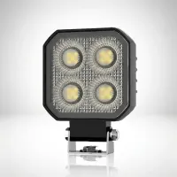 phare de travail LED carré Next‑Tech 20W 75mm à 4 leds sur fond studio blanc, vue de face avec support de fixation