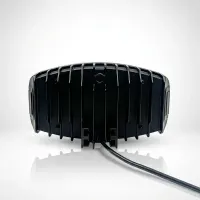 vue arrière du phare LED additionnel Next‑Tech pour camion, boîtier noir à ailettes de dissipation et câble d'alimentation étanche