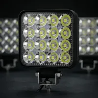 gros plan sur un phare de travail LED carré Next‑Tech 48W à 16 leds blanc pur 5000K, sur support inox et fond studio noir