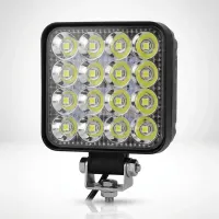 phare de travail LED carré 48W Next‑Tech vue de 3/4 sur fond studio, 16 LED blanches et support de fixation acier
