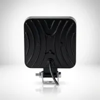 vue arrière du phare de travail LED 48W Next‑Tech, boîtier noir nervuré avec support de fixation et câble sur fond studio blanc