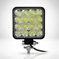 phare de travail LED carré 48W Next‑Tech vu de face sur fond studio blanc, 16 LED et support de fixation métallique