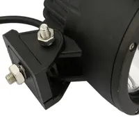 gros plan sur le support de fixation et les boulons inox d'un feu LED longue portée rond Next‑Tech, boîtier noir éteint