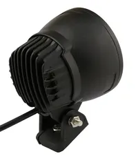 gros plan de profil sur le boîtier noir et le dissipateur à ailettes d'un phare LED rond Next‑Tech 25W avec support réglable