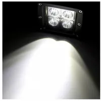 Faisceau spot concentré du phare LED moto 20W allumé, projection lumineuse blanche intense dans l'obscurité