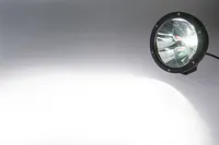 Phare LED longue portée 45W allumé démontrant le faisceau spot puissant en éclairage nocturne