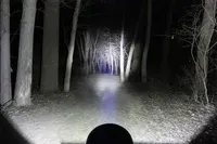 Test nocturne du feu LED 4x4 45W en forêt, portée du faisceau spot CREE sur sentier