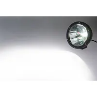 Démonstration du faisceau spot blanc puissant projeté par le phare LED 3x10W 140mm en intérieur