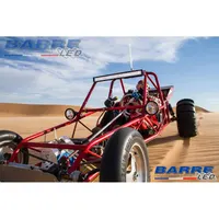 Buggy sport vue de face en pleine action dans le désert avec rampe LED et phares ronds installés