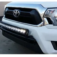 Barre LED Galaxy 140W installée sur pare-chocs de Toyota blanc, éclairage longue portée allumé
