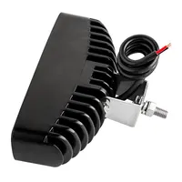 Détail du montage du feu LED 18W avec étrier inox, écrou et câble bipolaire dénudé
