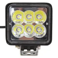 Vue de face du phare longue portée LED 18W carré, 6 LEDs Bridgelux et support de montage chromé