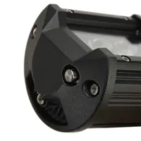 Gros plan sur le boîtier alu cranté du feu LED 4D 18W et sa fixation latérale pivotante
