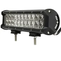 Rampe longue portée LED 72W vue de trois-quarts avec optiques 4D et dissipateur latéral