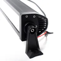 Vue rapprochée fixation laterale rampe LED rallye avec support pivotant et câblage d'alimentation
