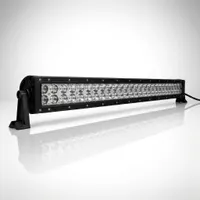 Barre LED longue portée 4D 300W 1350mm double rangée, vue studio de trois quarts sur fond blanc, Next-Tech