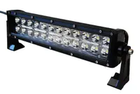 Rampe LED quad 72W vue de trois quarts avec 24 LEDs CREE double rangée et supports de fixation noirs