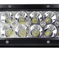 Gros plan macro des optiques CREE de la rampe LED quad 120W avec réflecteurs chromés double rangée