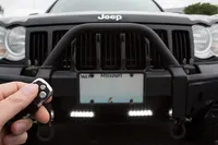 Démonstration télécommande sans fil activant barre LED sur pare-chocs Jeep, éclairage blanc allumé