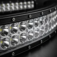 Barre LED 300w 135cm incurvée 15500 lumens double rangée - détail des LEDs et lentille optique