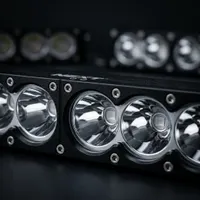 gros plan sur les optiques réflecteurs d'une barre LED Next‑Tech 120W éteinte, boîtier alu noir et lentilles chromées