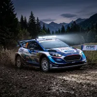 ford fiesta de rallye bleue en action sur piste boueuse équipée d'une barre LED 120W Next‑Tech allumée en blanc pur