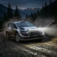 voiture de rallye blanche boueuse en action de 3/4 avant sur piste, barre LED Next‑Tech allumée blanc pur au-dessus du pare-chocs