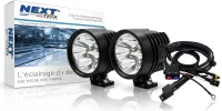 Kit de deux phares LED moto ronds Next‑Tech NT-XP4 50W éteints avec faisceau complet et boîtier sur fond studio