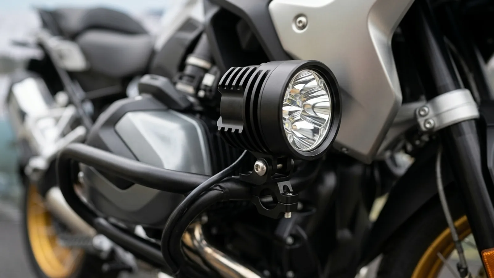 Collier de fixation boulonné d'un feu additionnel LED sur le crash bar d'une BMW R 1250 GS