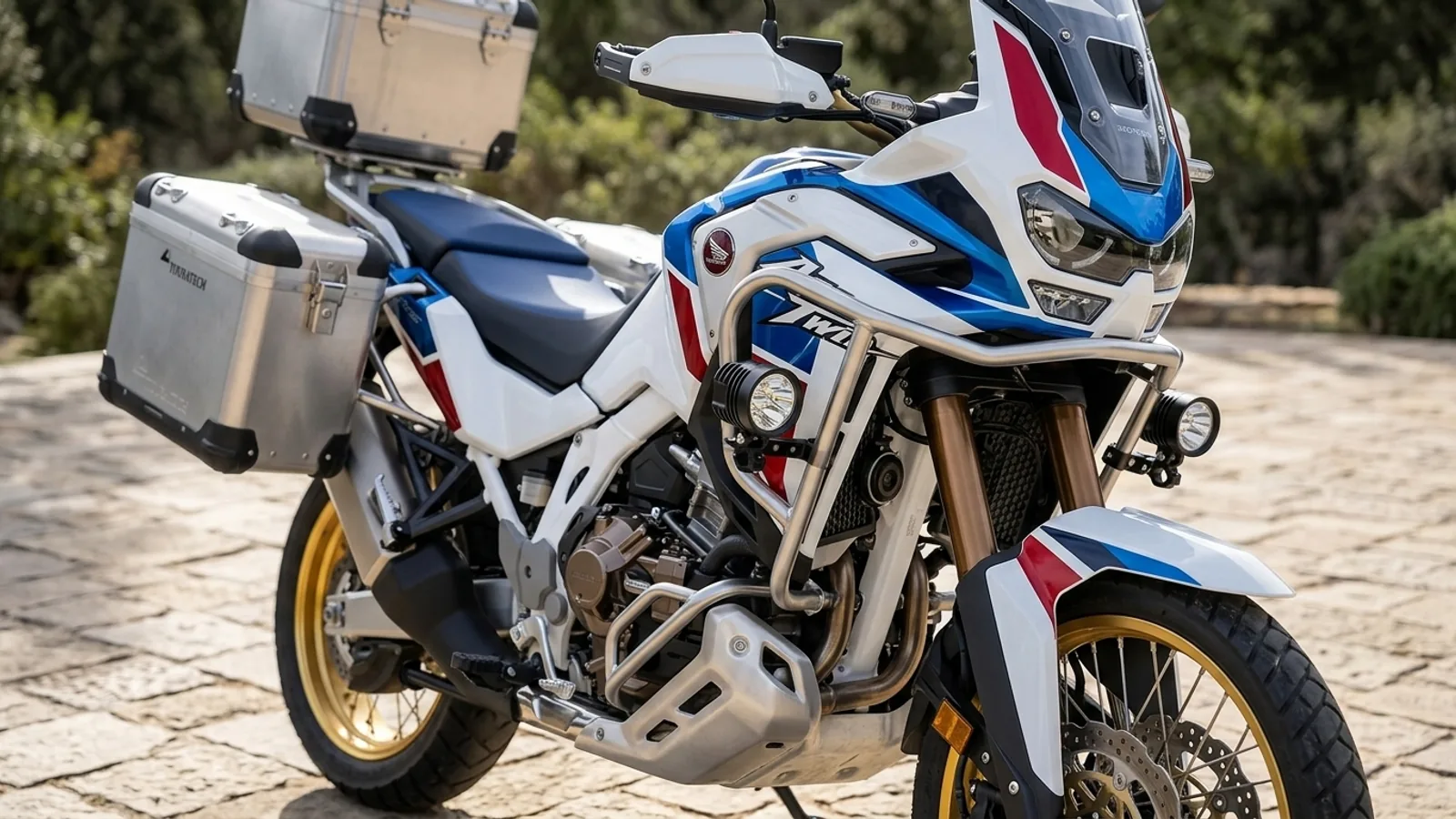 Feux additionnels LED montés sur les crash bars d'une Honda Africa Twin, vus de jour